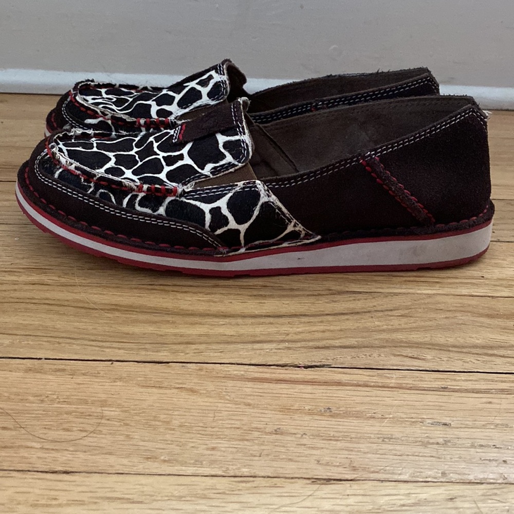Ariat womens cruiser chocolate chip suede giraffe slip on shoe size 6.5